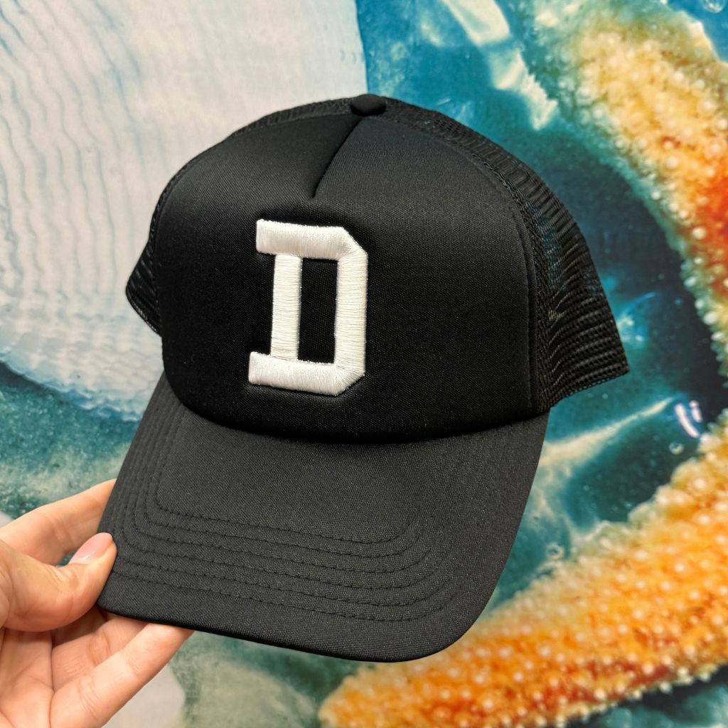 Black trucker hat embroidered with letter B - DSY Lifestyle