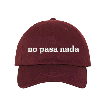 Burgundy baseball hat embroidered with the phrase no pasa nada-DSY Lifestyle