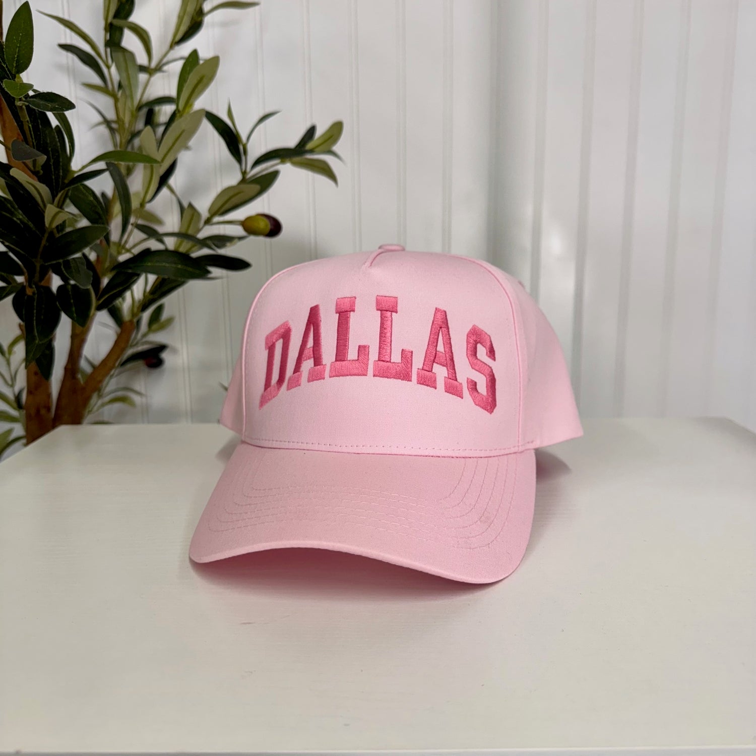 Pink 5-panel baseball hat featuring “Dallas” embroidered in bold lettering, offering a modern yet classic streetwear look - DSY Lifestyle