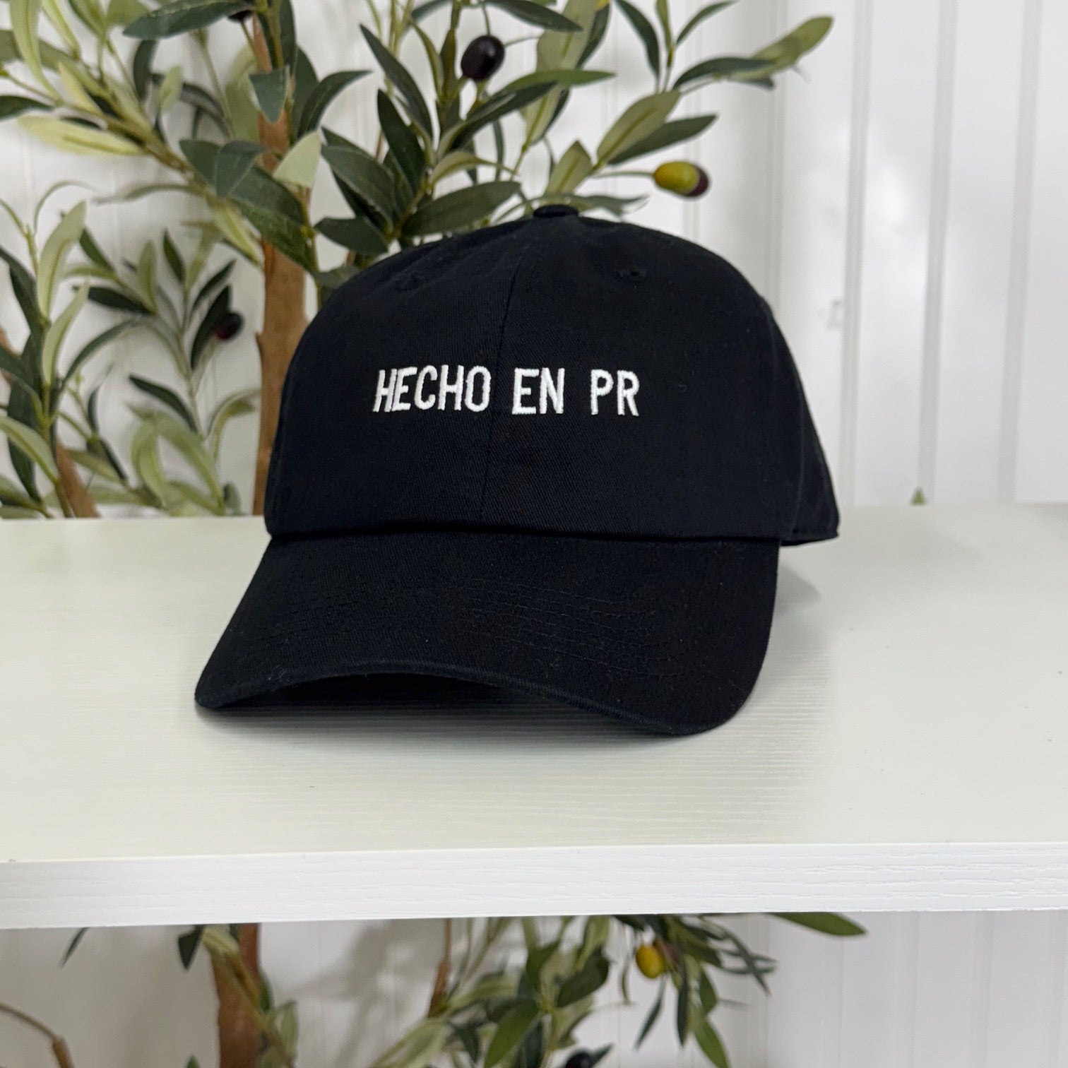 Black embroidered baseball hat with &quot;Hecho En PR&quot; stitched in bold lettering, representing Puerto Rican pride and heritage - DSY Lifestyle