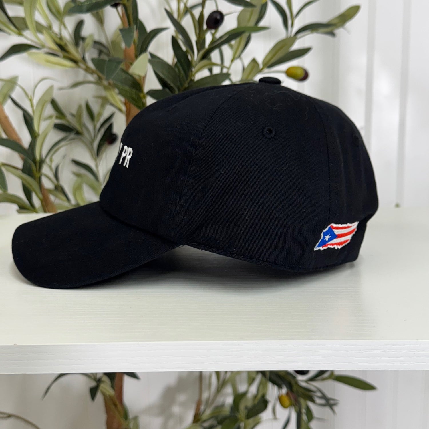 Black embroidered baseball hat side view with &quot;Hecho En PR&quot; stitched in bold lettering, representing Puerto Rican pride and heritage - DSY Lifestyle