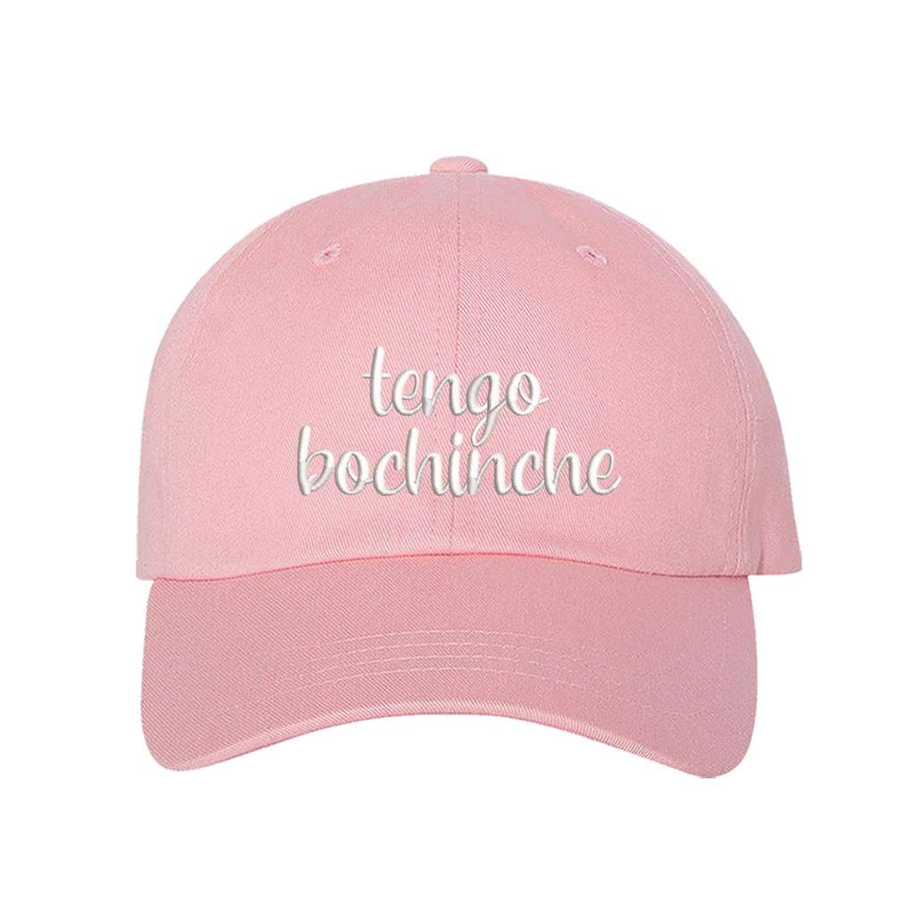 Light pink baseball hat embroidered with the phrase tengo bochinche-DSY Lifestyle