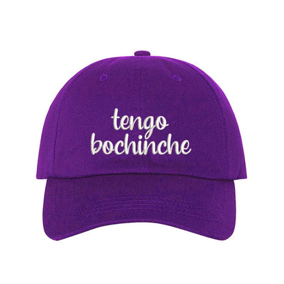 Purple baseball hat embroidered with the phrase tengo bochinche-DSY Lifestyle