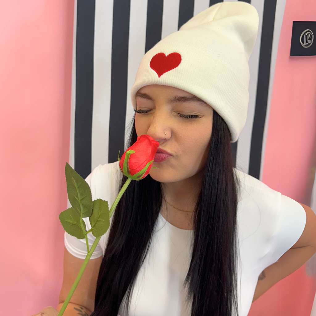 Woman with a white beanie embroidered with a red heart- DSY Lifestyle