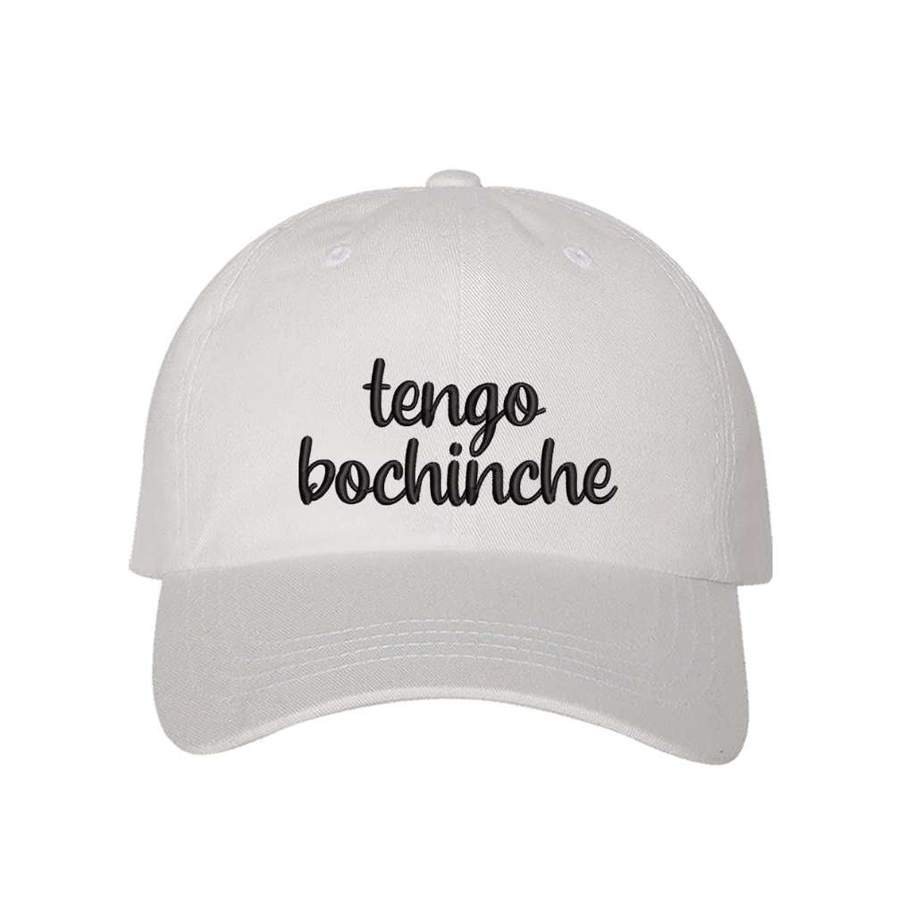 White baseball hat embroidered with the phrase tengo bochinche-DSY Lifestyle