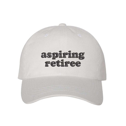 White baseball hat embroidered with the phrase aspiring retiree-DSY LIFESTYLE