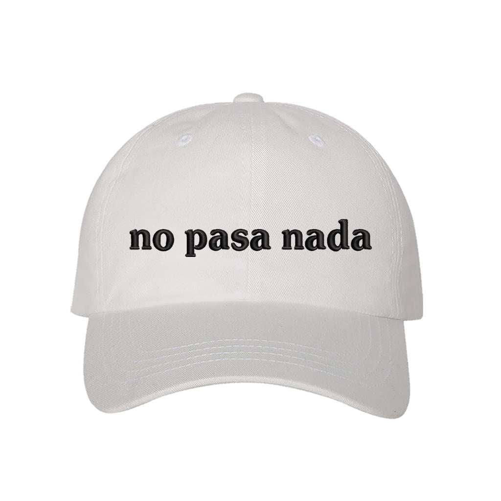 White baseball hat embroidered with the phrase no pasa nada-DSY Lifestyle